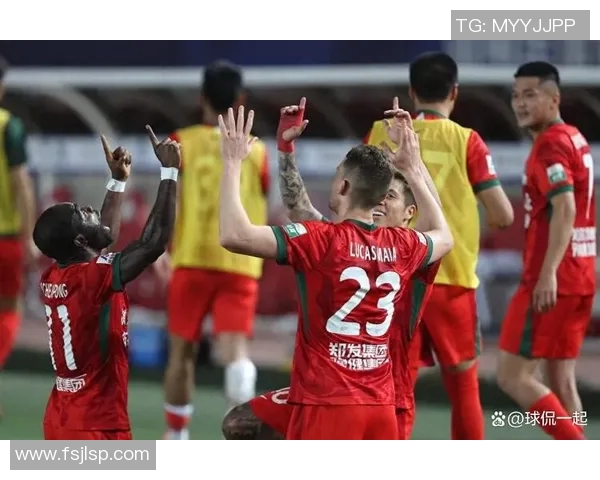 足球明星意外事件引发关注球迷们为其健康状况深感担忧 足球明星意外事件引发关注球迷们为其健康状况深感担忧