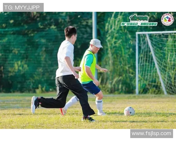 奶爸化身足球明星展现亲子时光与运动魅力的完美结合